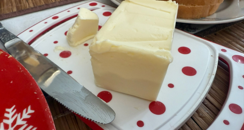 Теперь сливочное масло всегда легко мажется на бутерброды: размягчаю его за минуту простейшим способом - не в микроволновке