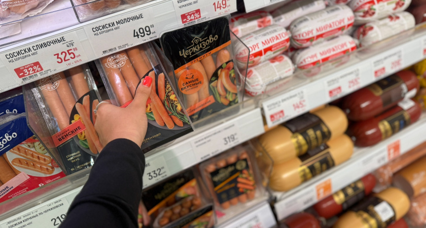 Подруга-продавец рассказала, зачем люди берут в «Светофоре» по 10-20 палок колбасы и по 20 кг сосисок