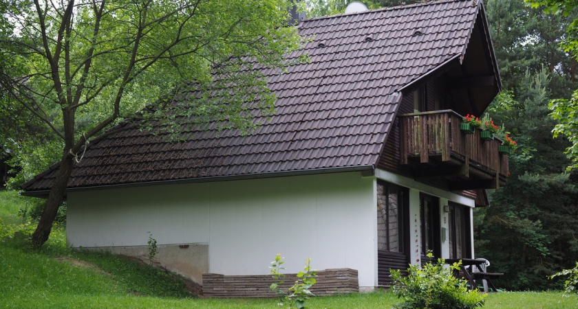 «Построил за 9 млн, отдаю за 4»: Почему в деревнях стали за бесценок продавать дорогие дома