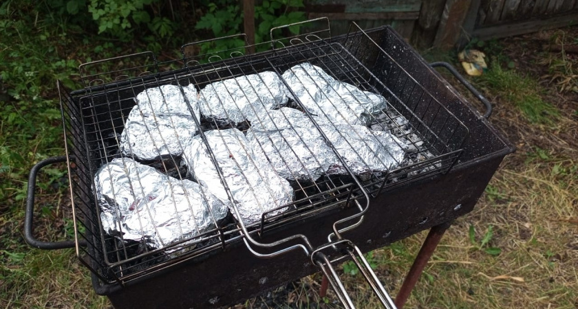 2 ложки средства и мангал после летнего сезона и сияет как новенький: сосед по даче подсказал простое решение – больше никаких мук с нагаром