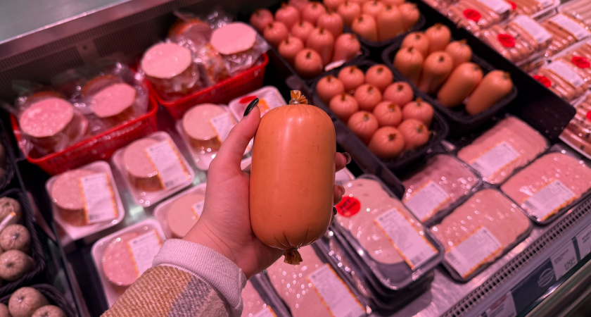 Купил две одинаковых колбасы в «Ленте» и «Светофоре» по разной цене: проверил на качество и обомлел – надо было сделать это раньше