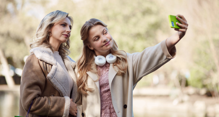 Смартфоны с ИИ догоняют фоторедакторы по росту популярности