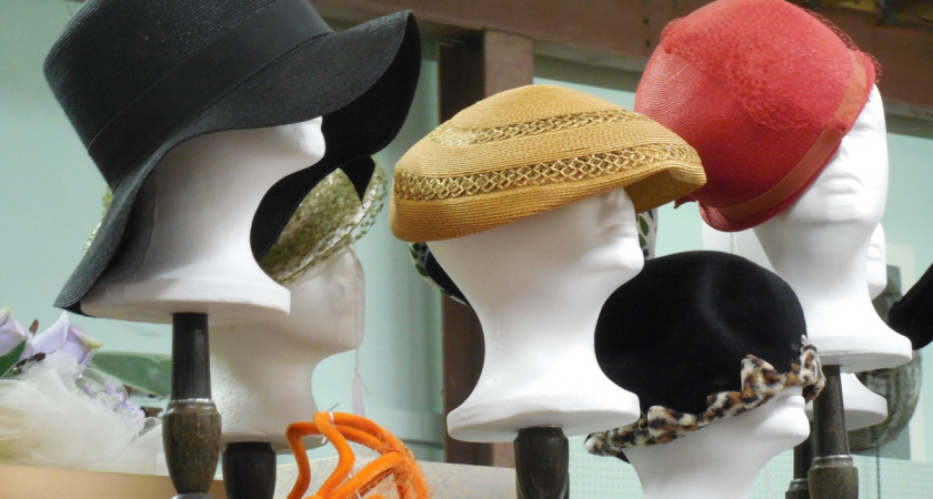 Эти шапки молодят женщин за 50: звездный стилист показала, как правильно выбрать идеальную шапку