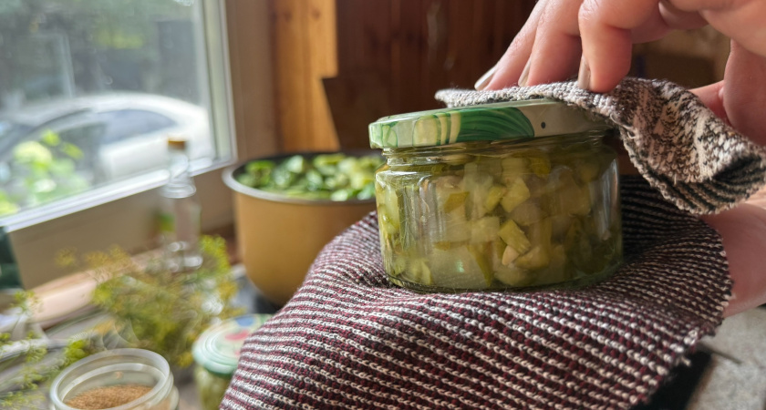 Огурчики в горчичном маринаде сметаются со стола первыми: Руки устали по 50 банок катать, а семья все просит