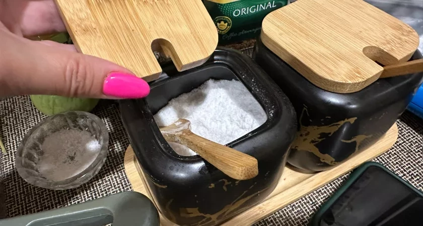 Начала мыть полы солёной водой — перемены в доме оценила вся семья: вот зачем нужно бросить соль в ведро