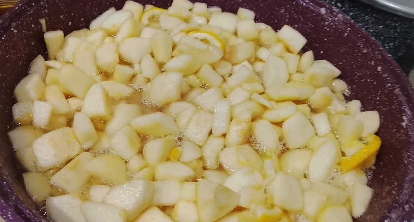 Ароматное варенье из яблок сравнимо с янтарным медом: всего 2 ингредиента и немного терпения - кручу банки по второму разу