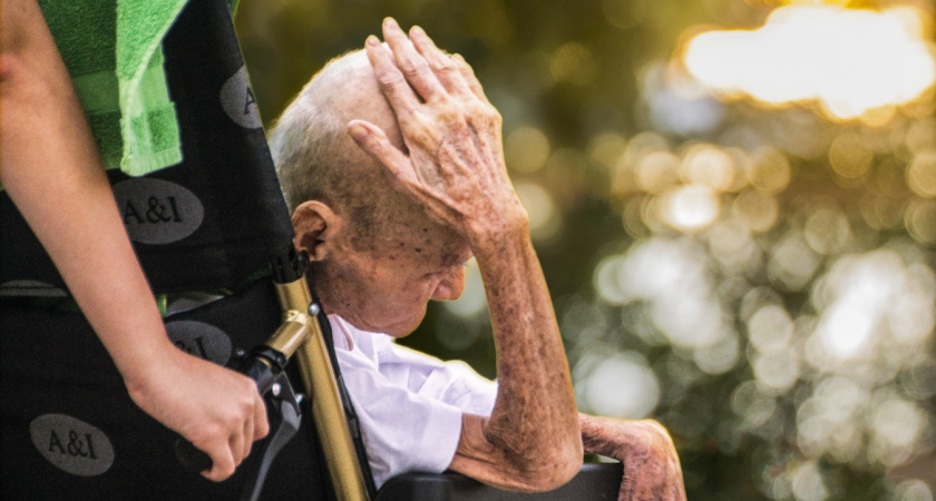 Названы признаки, по которым можно понять, что старики стали в тягость своим детям: полезно знать даже молодым