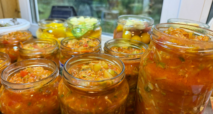 Делаю на зиму бомбическое лечо "20 минут": густой соус из помидоров и перца - храню прямо в квартире