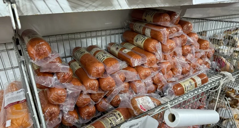 Подруга-продавец рассказала - почему люди закупают в «Светофоре» по 10-20 палок колбасы и по 20 кг сосисок