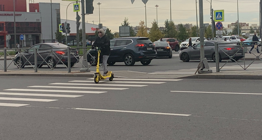 Верховный суд поставил точку в споре: теперь понятно, кто прав на тротуаре — самокатчик или пешеход
