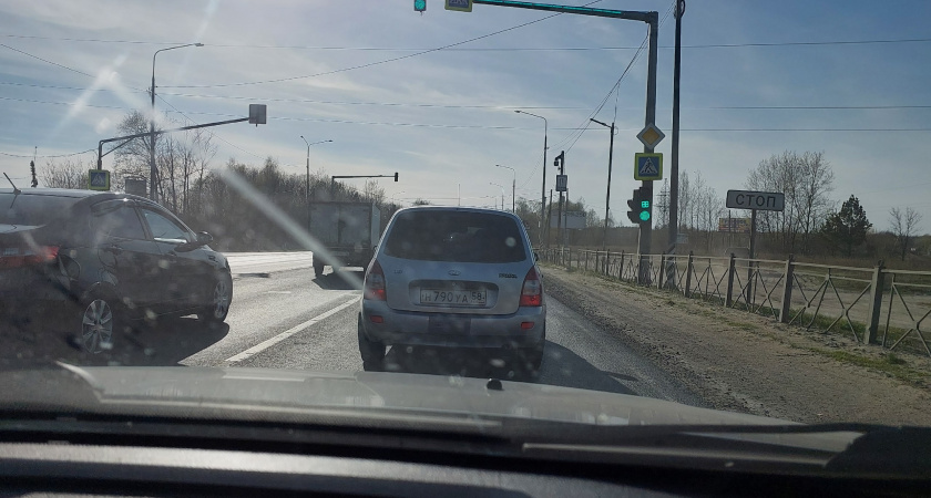 Зачем дальнобойщики едут очень близко друг к другу на трассе и мешают обгону: полезно знать всем водителям