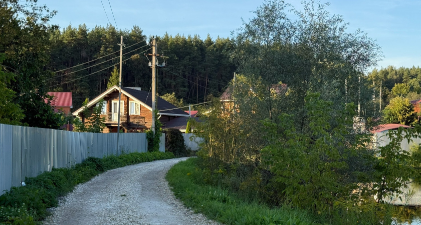 Зачем люди строят дома близко у дороги и улицы, как в деревне: 7 основных причин сделать именно так - берите на заметку