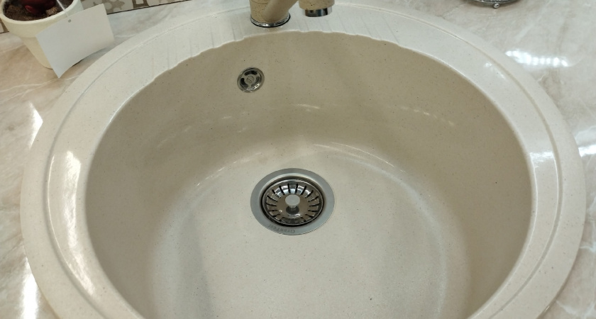 Для чего опытные сантехники забирают себе мешочки от новых смесителей: нет предела русской смекалке - теперь делаю также