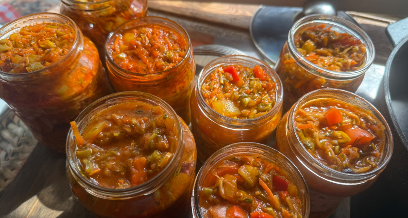 Купила дом-развалюху в глухомани и занялась бизнесом: 40 банок вкусных заготовок в день приносят 300 тысяч ежемесячно