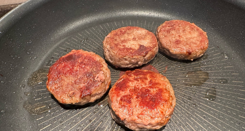 Купила в Магните "Котлеты по-домашнему": оценила качество уже на сковороде - рассказываю стоит ли брать