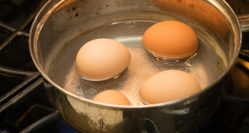 Что нужно добавить в воду при варке яиц, чтобы скорлупа слетала с них сама – полезный лайфхак от соседки