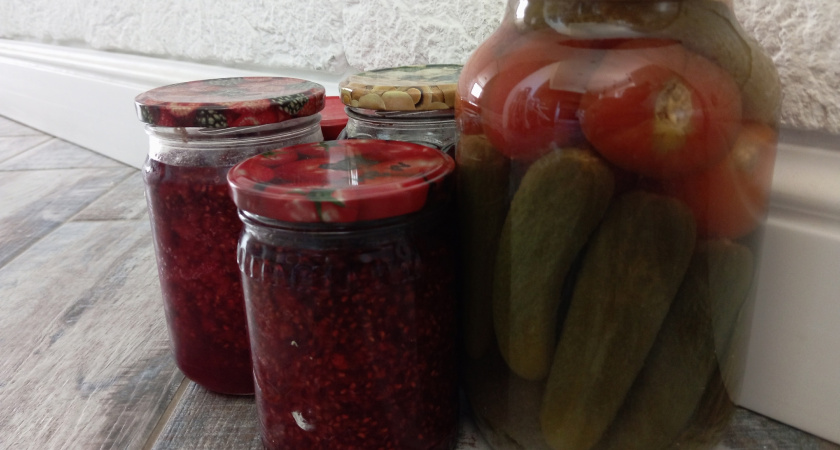 Купила дом-развалюху в глухомани и занялась бизнесом: 40 банок вкусных заготовок в день приносят 300 тысяч ежемесячно