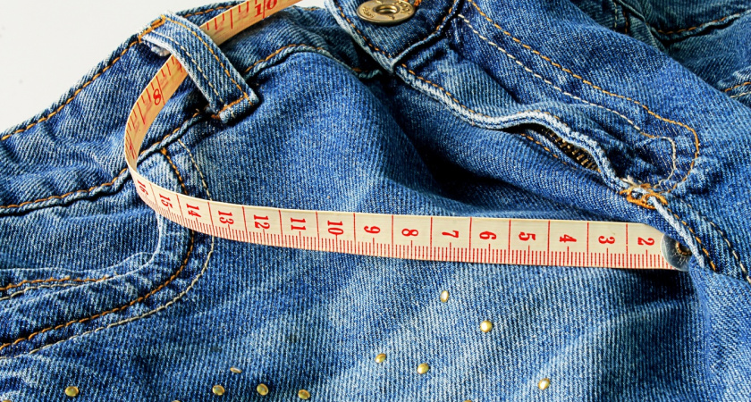 Один фасон джинсов, который стоит купить женщинам старше 60 лет - стройнит и сразу скинет несколько десятков лет