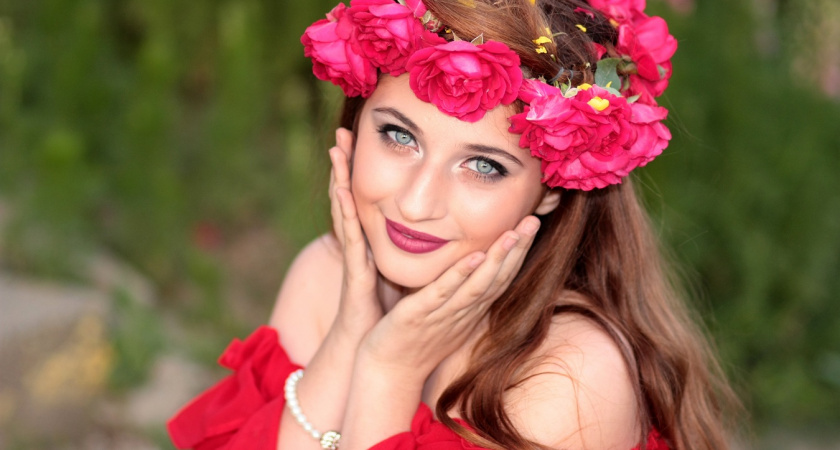 Редкое и благородное имя для девочки — пришло к нам из Древней Греции. Переводится как «благомыслящая» и «радостная душа»