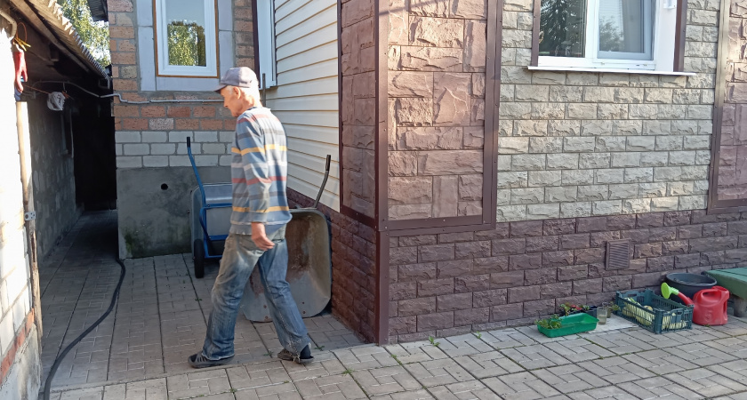 "Так ещё мой прадед делал": вот как в деревнях упрочняют лопаты, что они перерубают гвозди