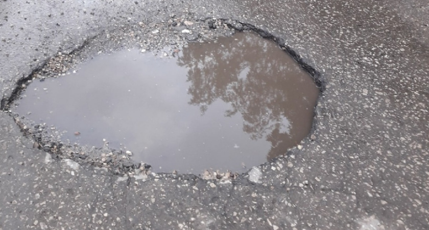 В центре Рязани на тротуаре появились опасные ямы