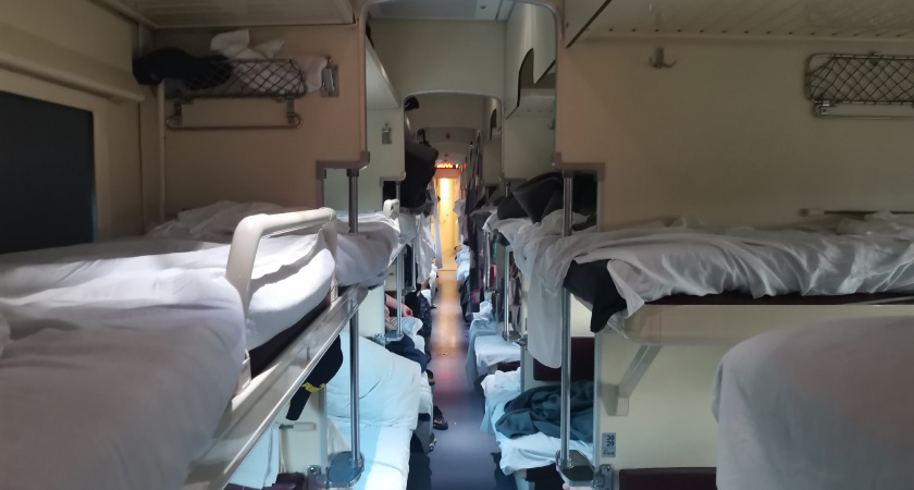 В РЖД убрали верхние полки в плацкарте: что получили пассажиры взамен и сколько придется за это заплатить