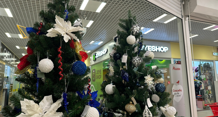 В Светофоре полки забиты новогодними товарами: присмотрела гирлянду-занавес за 565 р и большой набор шаров за 300 р - таких цен уже не будет