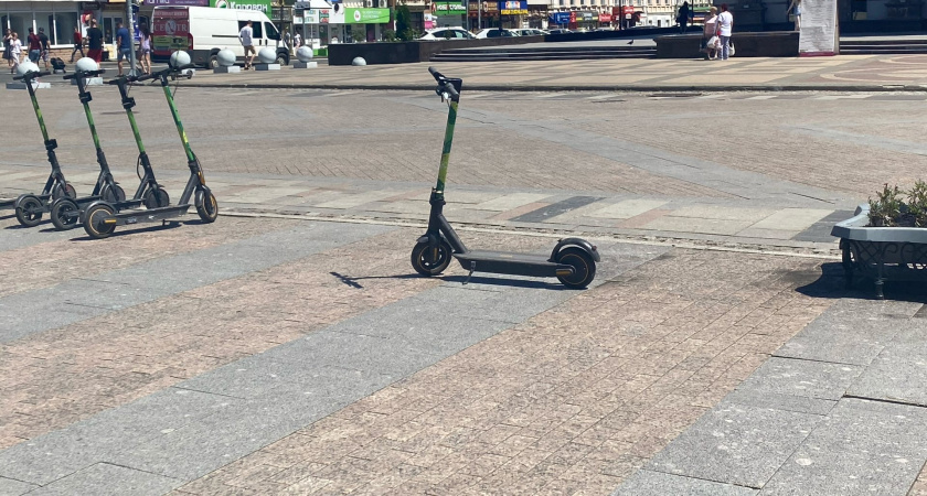 Подросток на электросамокате попал в аварию на рязанской улице