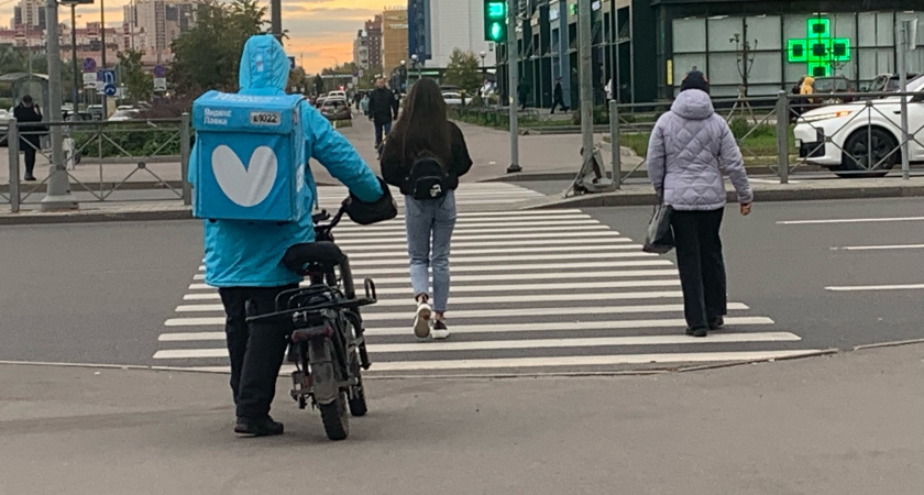 В Рязани машина сбила курьера на электросамокате