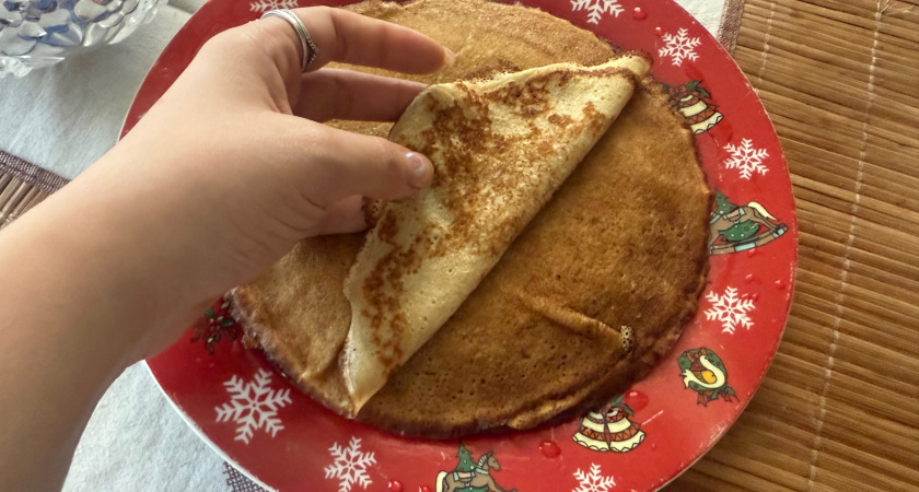 На завтрак делаю "живые" блины без муки: не успеваю снимать золотое "кружево" со сковородки - все сметают на лету