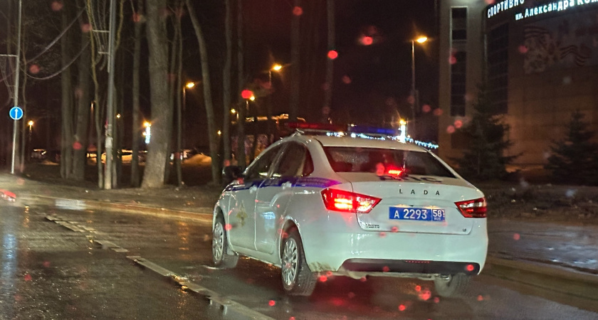 Бетономешалка упала в рязанской деревне, повредив забор и опору ЛЭП