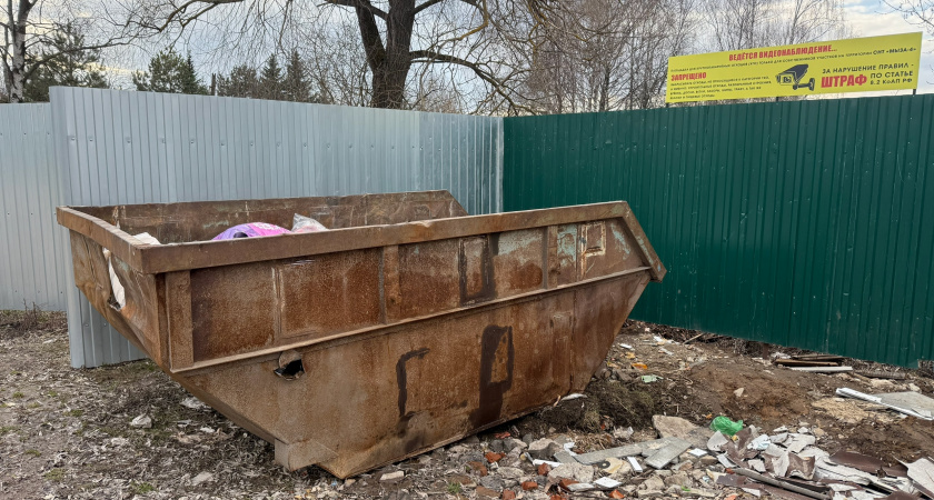 Житель Рязанской области хотел заколоть соседа вилами из-за мусора