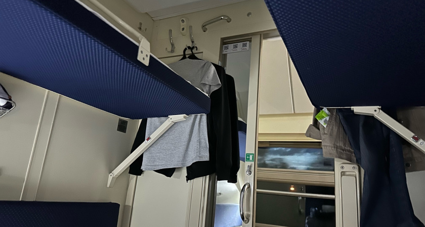 Всегда берем с женой верхнюю и нижнюю полки купе - но по диагонали: проверенный способ избежать эксцессов в пути