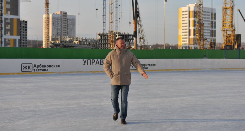 На Рязанской ВДНХ начат монтаж катка и активная подготовка к праздникам