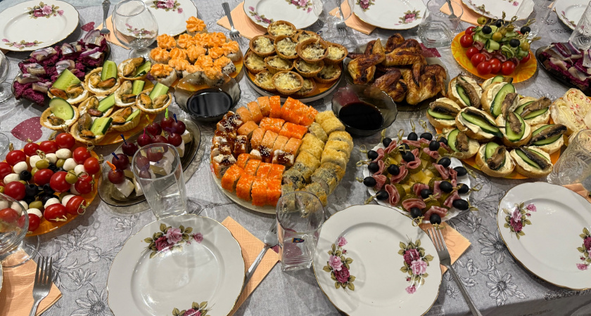 Вкуснейшие салаты для новогоднего стола: продвинутые хозяйки готовят на Новый год эти 5 закусок - настоящая приманка для удачи в 2026 году