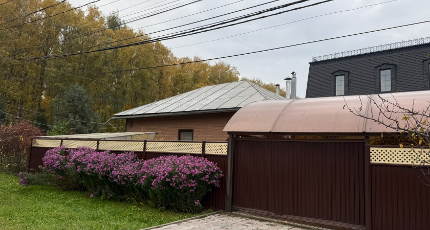 Умные хозяева давно отказались от бетонной и мягкой отмостки для дома: нашли более надежный и дешевый материал - стоит на века