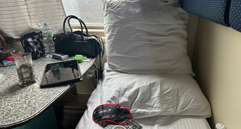 Разбудили ночью и потребовали освободить полку: всего несколько слов моментом решили проблему