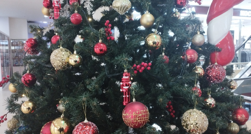 Повесьте на новогоднюю ёлку эти игрушки: удача прискачет галопом — Огненная Лошадь принесёт перемены в финансах