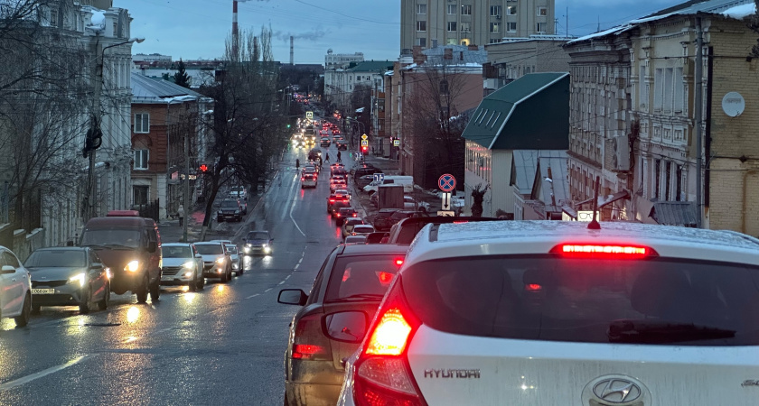 В Рязани на улице Новоселов столкнулись эвакуатор и легковой автомобиль