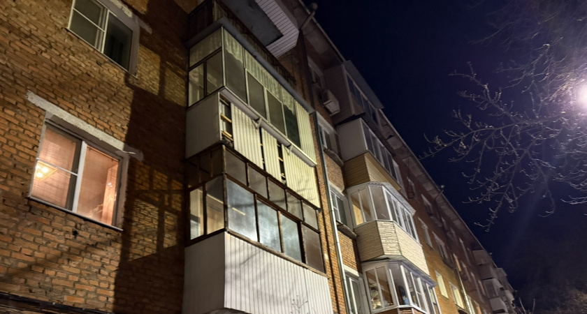 Из окна пятиэтажки на улице Островского вылетел 23-летний рязанец