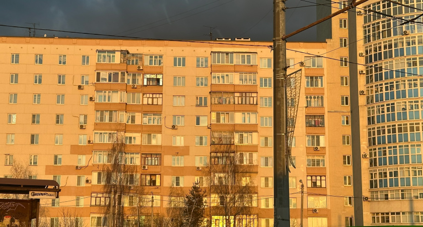 «Почему все обязанности возложены на жильцов?»: как жители Первомайского проспекта взяли на себя проблемы целого дома