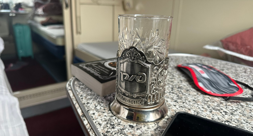 Соседи снизу не пустили к столику, но скоро пожалели: отплатил за "доброту" сполна - как поставить наглых попутчиков в поезде на место