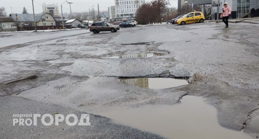 «Дороги как после бомбёжки»: жители Рязани массово жалуются на чудовищные ямы