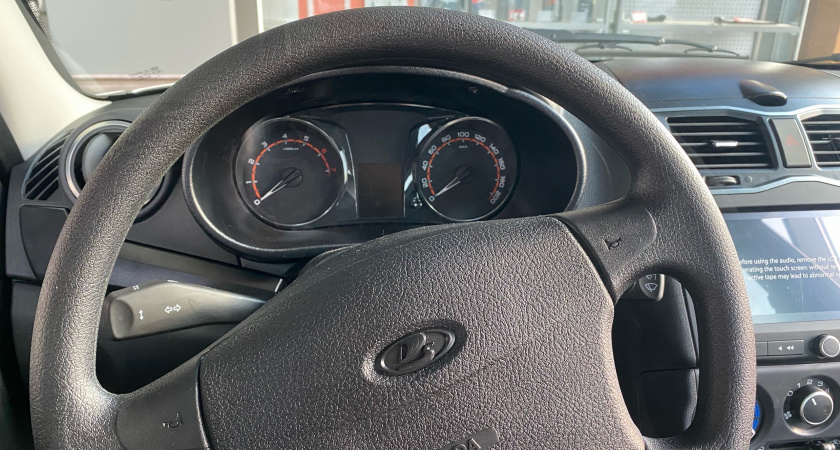 Приехали в салон Лада за новым Ларгусом для отца: когда услышали финальную цену, развернулись и ушли - вот на чем остановили выбор