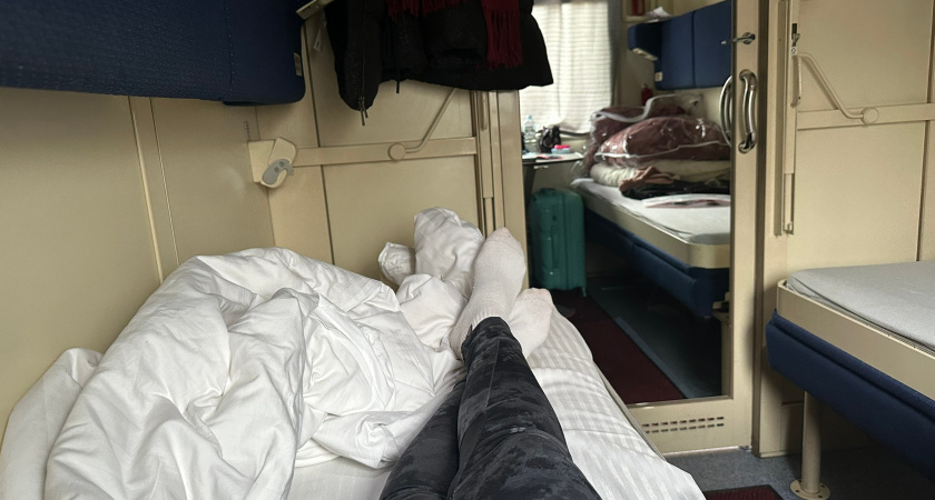 "Ваша полка верхняя — там и сидите": рассказываю как я проучил жадных попутчиков за 27 часов пути