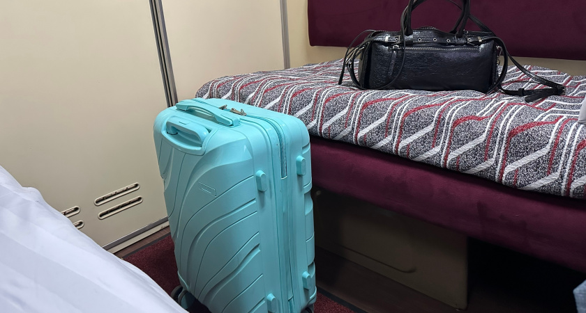 Еду в поезде из Крыма в Питер: не поделили с попутчицей место для багажа - вот что она удумала  