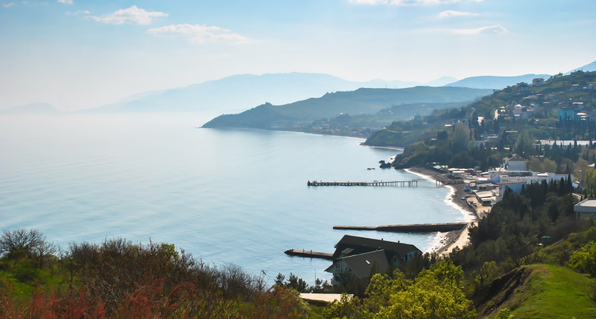 "Климат подошёл, работу нашла быстро, не смогла привыкнуть к главному": вот почему приехавшие на ПМЖ возвращаются из Крыма на родину