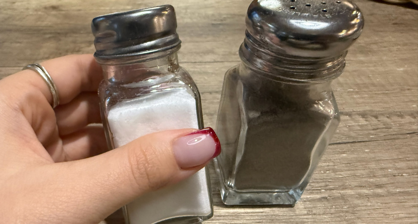 Всегда ставлю стаканчик с солью в каждой комнате. Горничная показала простую хитрость - жаль раньше не знал