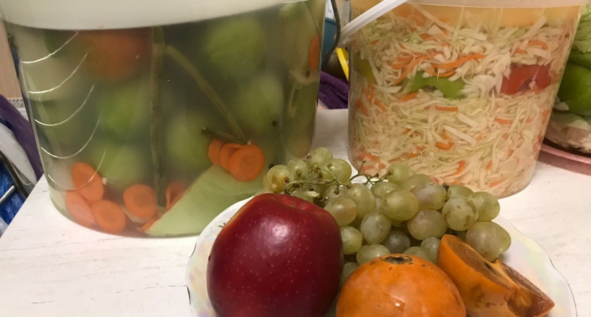 Открытые банки с капустой, огурцами и соленьями храню по несколько месяцев: хитрый трюк с водой - ничего не портится и не темнеет