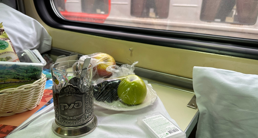 Едва я вошла, соседка заняла нижнюю полку и отказала в чае: я обидела ее, не подозревая, кем она оказалась